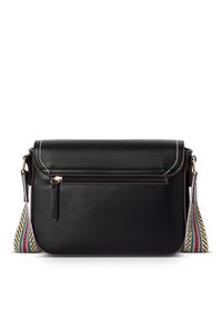 Borsa a tracolla in pelle nera con tasca frontale con cerniera, hardware dorato e accenti a nappe colorate a strisce.
