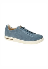 Sneaker blu in suede con punta arrotondata, chiusura con lacci frontale, collare imbottito e suola in gomma bianca con un piccolo accento metallico.