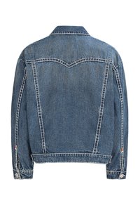 Veste en jean bleu moyen avec un col classique, un empiècement au dos et des coutures blanches ; elle possède des poignets à boutons et une silhouette ample.