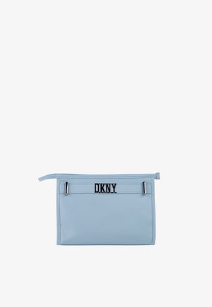 Bolsa azul clara de DKNY confeccionada en material sintético liso, con cierre de cremallera y logo en relieve en el frente, con detalles en metal plateado.