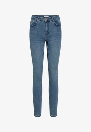 Jeans de denim azul delgado con cintura de altura media, diseño de cinco bolsillos y costuras mínimas. La tela tiene una textura suave y un ligero estiramiento.