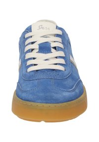 Blaue Wildledersneaker mit weißen Schnürsenkeln und seitlichen Akzenten. Verfügt über eine Gummisohle und ein rundes Zehen-Design. Saubere Nähdetails überall.