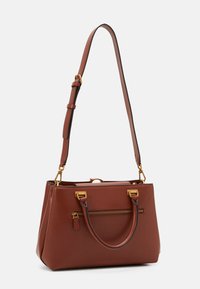 Sac à main en cuir marron avec deux poignées supérieures et une bandoulière réglable. Comprend des ferrures dorées et une poche avant zippée.