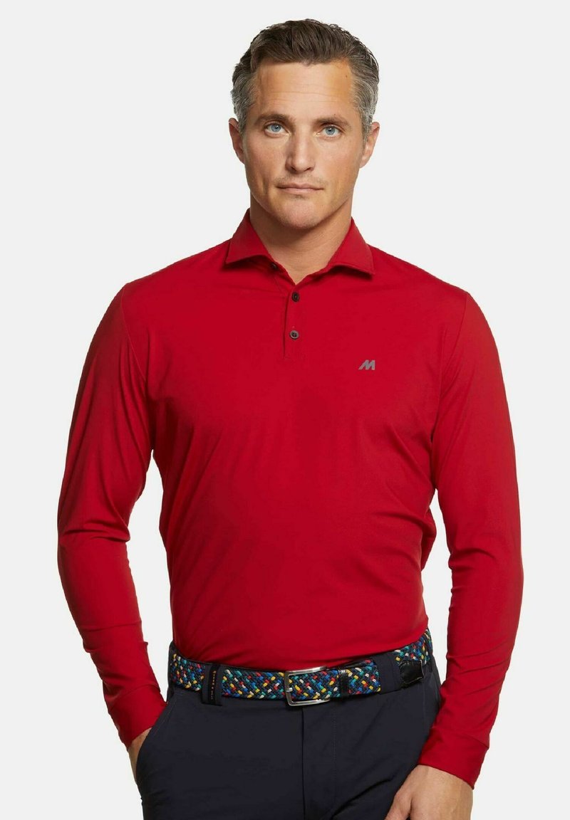 Rotes Langarm-Polohemd aus glattem Stoff, mit Kragen, einer drei-Knopf-Leiste und einem grauen Logo auf der linken Brust. Getragen mit einem gemusterten Gürtel.
