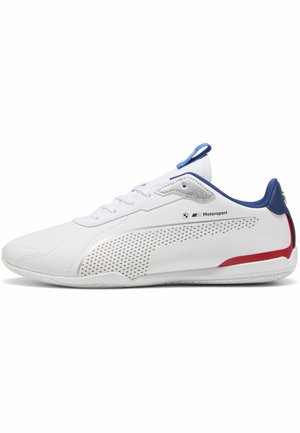 Hvid Puma Motorsport sneakers med blå krave, sølv øjeområde, rød hældetalje og perforeret Puma-logo på siden.