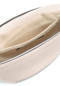 Pochette in pelle beige chiaro con chiusura a zip. L'interno presenta una fodera in tessuto liscio e una tasca piccola. Logo del brand impresso sul lato.