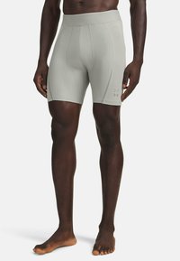 Hellgraue sportliche Boxer-Shorts aus strukturiertem Stoff, mit einem glatten Bund und einer figurnahen Passform. Verfügen über ein dezentes Logo an der Seite.