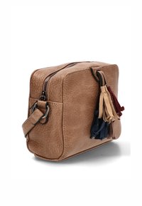 Bolso de cuero sintético marrón con forma rectangular, cierre de cremallera y borlas decorativas en beige, rojo y azul marino unidas al lateral.
