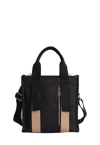 Bolsa de tela negra con asas dobles en la parte superior y una correa para el hombro ajustable. Presenta un bolsillo frontal con cremallera y franjas verticales en tono marrón.