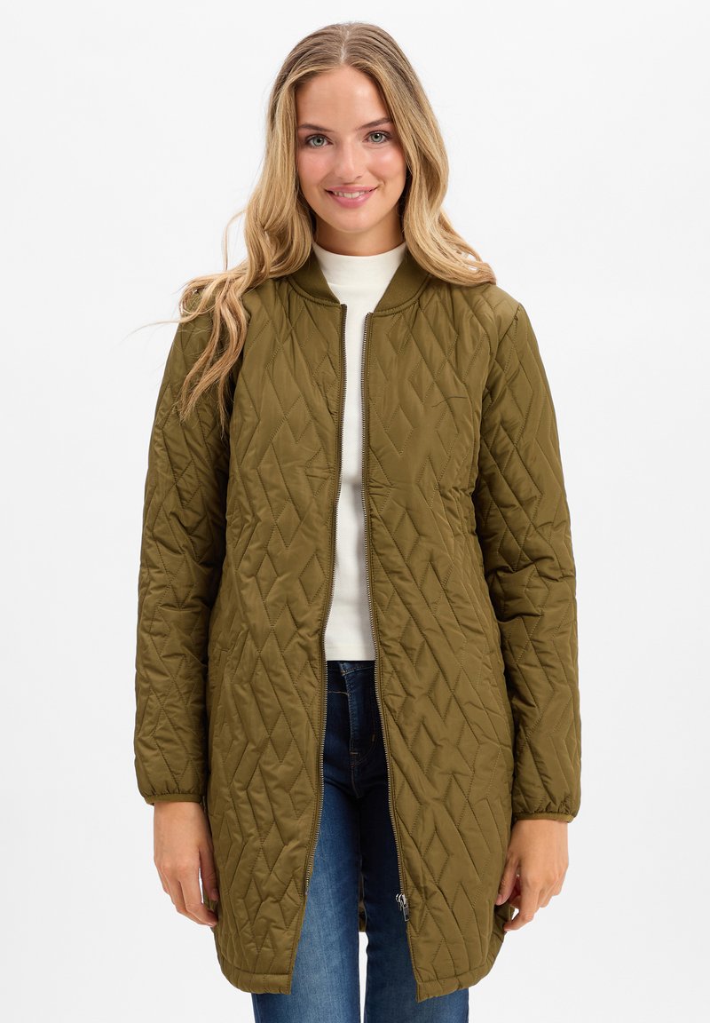 Giubbotto imbottito verde oliva con colletto rotondo, zip frontale e maniche lunghe. Vestibilità slim, tessuto texturizzato e tasche laterali.