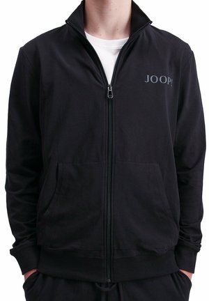 Veste noire zippée en tissu doux, dotée d'un col haut, de deux poches avant et d'un petit logo sur la poitrine gauche.