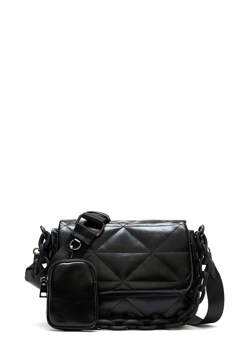 Borsa nera in pelle trapuntata con una mini pochette staccabile, tracolla regolabile e dettaglio in catena sul corpo. Texture liscia con finitura lucida.