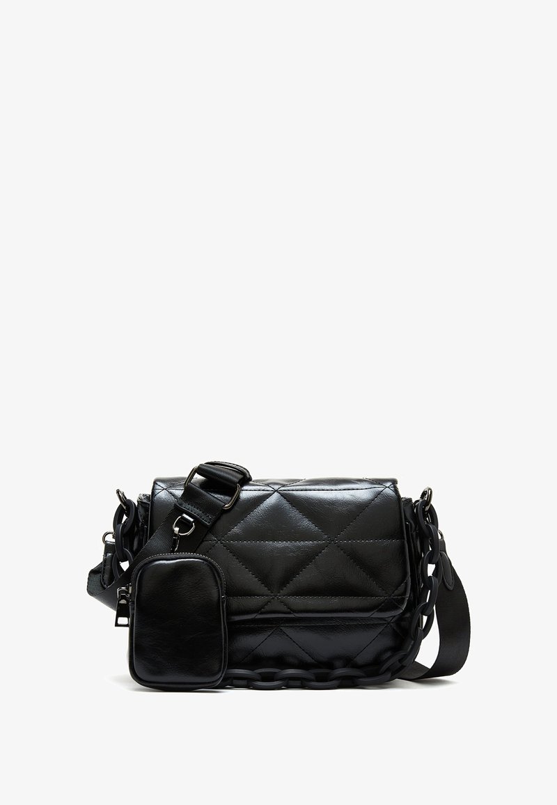Borsa nera in pelle trapuntata con una mini pochette staccabile, tracolla regolabile e dettaglio in catena sul corpo. Texture liscia con finitura lucida.