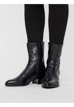 Stiefelette - black