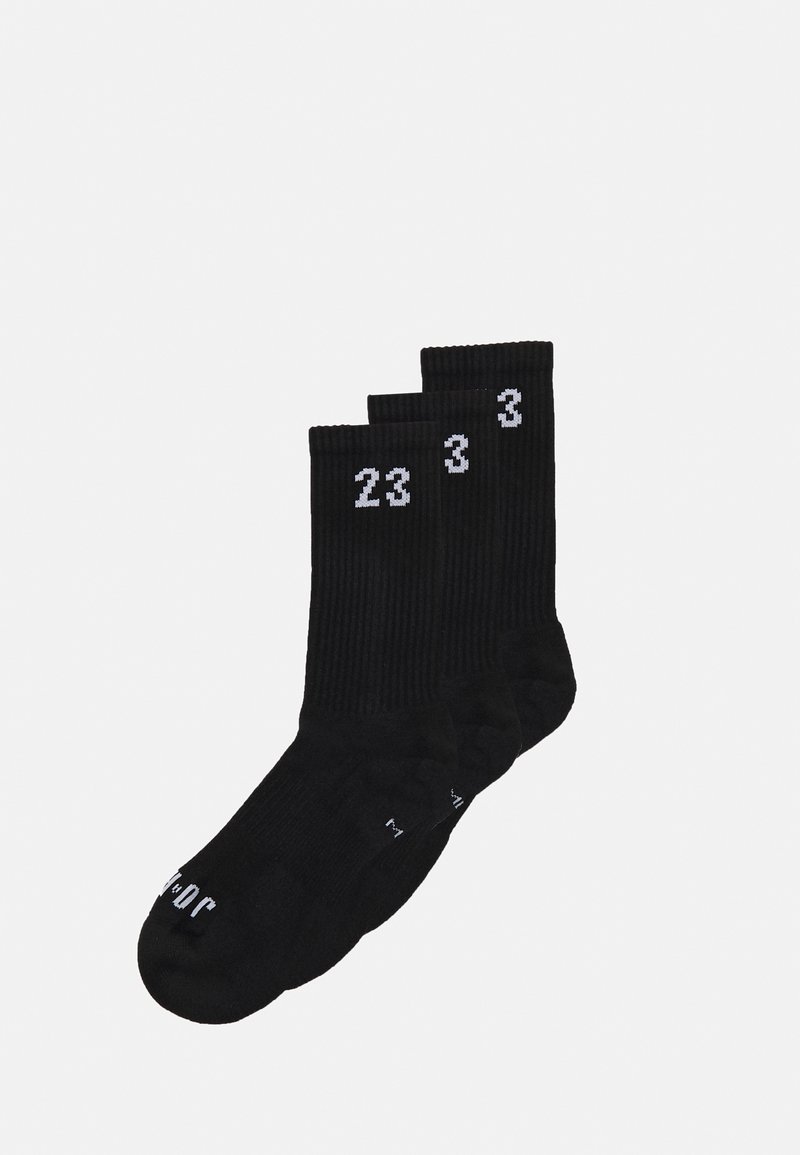 Calcetines de rayas negras con los números impresos en blanco "23" y "3" a los lados. La tela parece suave; los calcetines son de longitud hasta el tobillo con un diseño de punta sin costuras.
