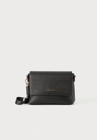 Sac bandoulière synthétique noir avec une finition texturée, quincaillerie dorée, rabat pliable et bandoulière réglable. Nom de la marque affiché en doré.
