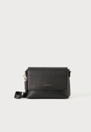 Sac bandoulière synthétique noir avec une finition texturée, quincaillerie dorée, rabat pliable et bandoulière réglable. Nom de la marque affiché en doré.