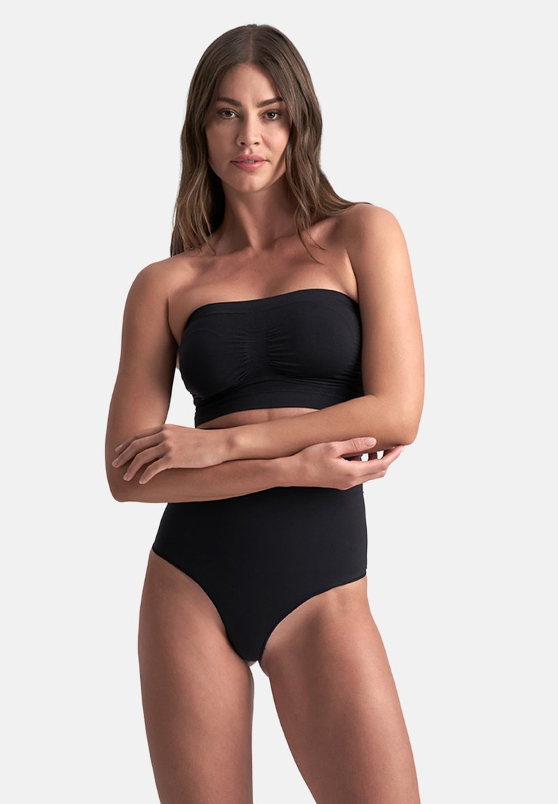 Czarny biustonosz bikini bez ramiączek z marszczonym przodem, zestawiony z wysokim dołem czarnego bikini. Gładki materiał o eleganckim kroju.