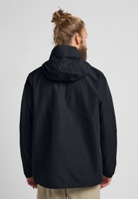 Sort vandtæt jakke med hætte, lange ærmer og justerbar snøring i kanten, med en glat, mat overflade.