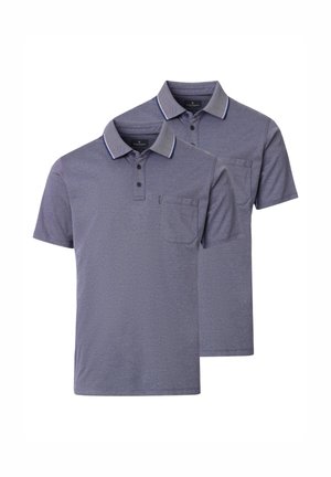 Twee grijze poloshirts met korte mouwen, knoopsgaten, borstzakken en kraag met contrasterende kleurstrepen.