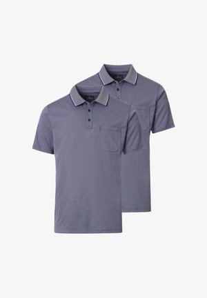 Dwie szare koszulki polo z krótkim rękawem, z guzikami przy kołnierzyku, kieszeniami na piersi oraz kołnierzykami z paskami w kontrastujących kolorach.