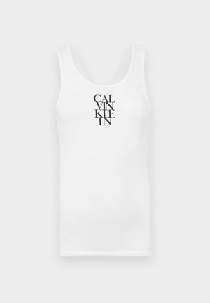 Camisola branca sem mangas com decote redondo, feita de algodão. Apresenta texto vertical em preto "CALVINKLEIN" em uma fonte serifada em negrito.