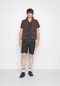 Only & Sons ONSMELVIN LIFE PUFFER VEST - Vesta - hot fudge