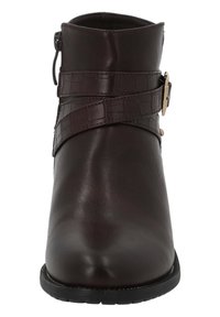 Botín de cuero marrón hasta el tobillo con punta redonda y cremallera lateral. Presenta una correa texturizada con un patrón de cocodrilo y un acento de hebilla en tono dorado.