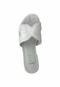 Ljusgrå slidesandal i mjukt läder, med en överdimensionerad korsremdesign, vadderad innersula och en slät yta.
