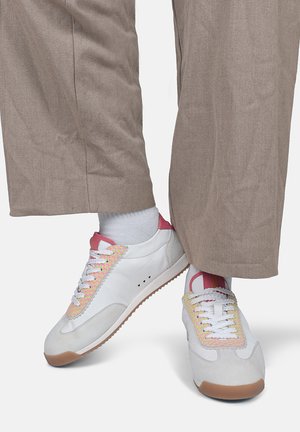 TARA - Sneakers laag - weiß pink