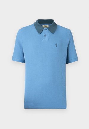 Polo azzurro chiaro in tessuto a costine testurizzato, maniche corte, colletto blu scuro, due bottoni e un piccolo dettaglio ricamato sul petto.