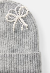 Szary, dziany beanie o grubej, prążkowanej strukturze. Posiada perłowy akcent w kształcie kokardy z boku.
