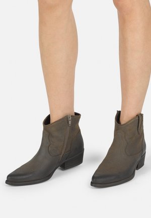 Stivali alla caviglia in pelle marrone con punta allungata, chiusura con zip, parte superiore testurizzata e tacco a blocco; progettati per adattarsi in modo elegante attorno alla caviglia.
