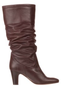 Bota de cuero marrón hasta la rodilla con un diseño holgado, punta afilada y tacón cónico. Textura suave con sutiles detalles de costura.