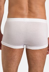 Weiße Baumwoll-Boxershorts mit weicher, glatter Textur. Verfügt über einen Bund und ein kurzes Bein-Design. Einfacher, klassischer Stil ohne Muster.