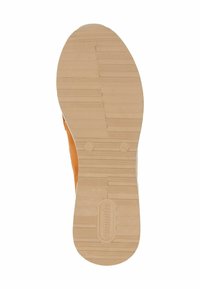Zool van een schoen met een gestructureerde rubberen onderkant in een tan kleur, oranje accenten en een merklogo "remonte" erin geperst.