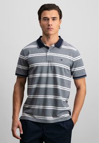 Gråstripet polo skjorte laget av bomull, med hvite horisontale striper, en marineblå krage og korte ermer med matchende mansjetter.