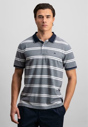 Grau gestreifte Polo-Shirt aus Baumwolle, mit weißen horizontalen Streifen, einem marineblauen Kragen und kurzen Ärmeln mit passenden Bündchen.