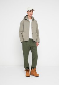 Service Works WAITER PANTS UNISEX - Chino stiliaus kelnės - olive