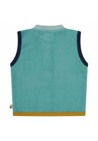 Ärmellose türkisfarbene Weste mit einem gestreiften hellblauen Kragen, dunkelblauen Armausschnitten und einem gelben Saum am unteren Ende. Weiche Textur.