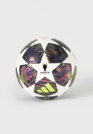 Weißer und schwarzer UEFA Champions League Fußball mit Neon-Löwen-Grafik und "Budapest 26 Final" Text auf schlichtem Hintergrund.
