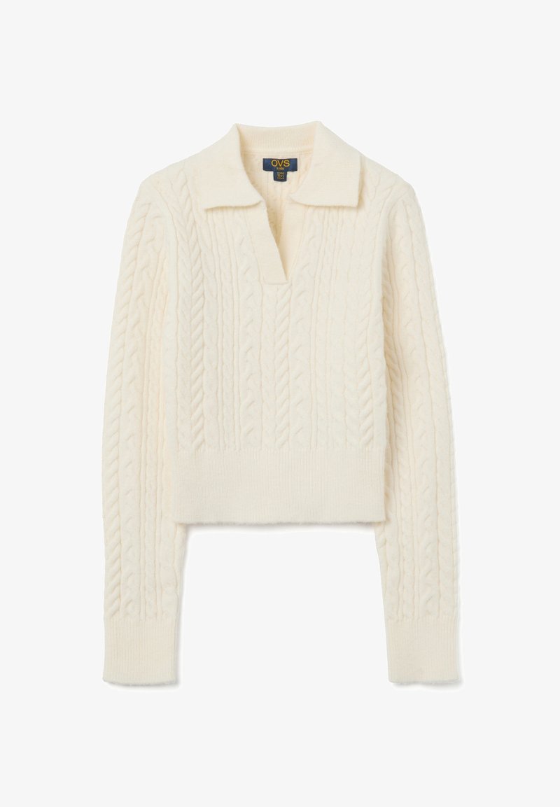 Pull court couleur crème avec un col en V. Présente un motif en maille torsadée sur toute sa surface, des poignets et un ourlet à côtes. Texture douce.