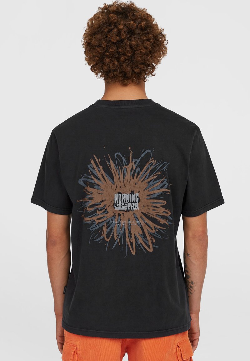 Svart bomull T-skjorte med stort flerfarget grafikk på baksiden, med en spiss burst-design som viser "MORNING STAR" i fet skrift.