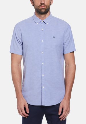Helles blaues kurzärmliges Hemd mit Knopfleiste aus Baumwolle, mit einem Button-Down-Kragen und einem kleinen schwarzen Pinguin-Logo auf der Brust.