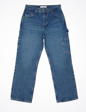 Pantalones cargo de mezclilla azul con pierna recta, bolsillos frontales y laterales, y una cinturilla clásica. El material parece texturizado y duradero.