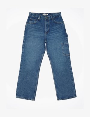 Sinised denimpüksid cargo stiilis, sirge jala ja esikülje ning külgtaskutega, klassikalise vöökohtaga. Materjal näeb välja tekstuurne ja vastupidav.