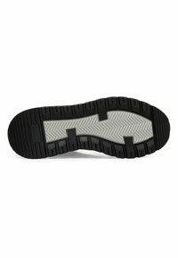 Suola di scarpa in gomma nera con un motivo grigio a spina di pesce al centro, caratterizzata da battistrada profondo per trazione e bordi rinforzati.