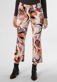 Uitlopende broeken in een meerkleurig abstract patroon met tinten oranje, paars, zwart en room; gemaakt van lichtgewicht stof.