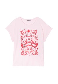 Roze katoenen t-shirt met korte mouwen, versierd met een rode bloemenpatroon en de tekst "vriendelijk voor je geest" in het midden in vette letters.