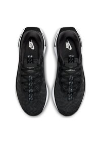 Černé tenisky Nike s texturovaným svrškem, bílými akcenty a černými tkaničkami. Disponují tvarovanou podešví a decentním logem.